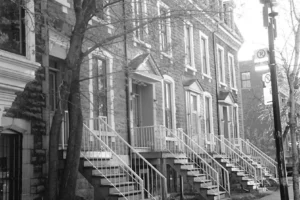 Photo: Rozlyn Cook L’événement marquant du mouvement a été la création, dans les années 1970, de quinze coopératives d’habitation et de six OSBL d’habitation, dans le quartier Milton Parc à Montréal, qui ont permis la préservation de 616 logements.